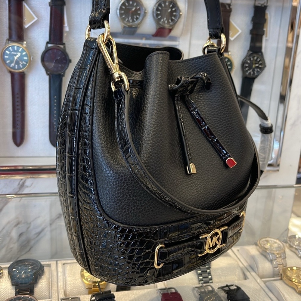 MICHAEL KORS
Reed Medium Pebbled Leather Belted Bucket Messenger Satchel Crossb - Picture 11 of 16